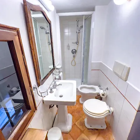 Апартаменты Irex Spanish Steps Quite & Stylish Apartment Near Via Condotti Рим
