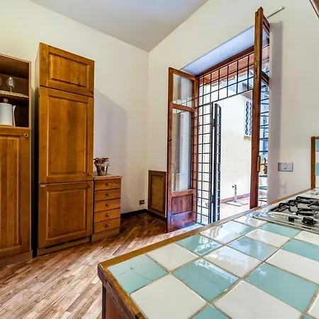 Апартаменты Irex Spanish Steps Quite & Stylish Apartment Near Via Condotti *